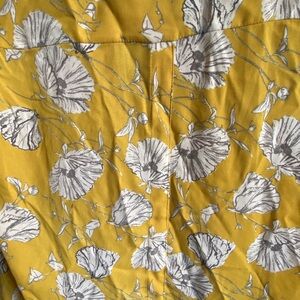 A Pea in the Pod maternity shirt size medium - yellow floral